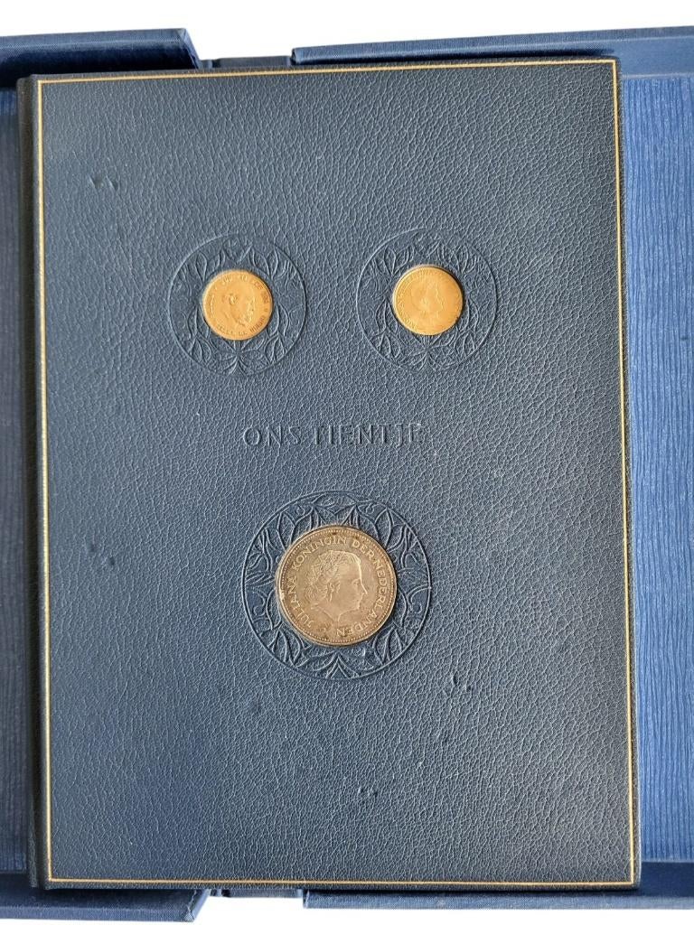 Ons tientje boekwerk inclusief 2 gouden tientjes en 2 specim, Ophalen of Verzenden, Nederland, Munten en Bankbiljetten