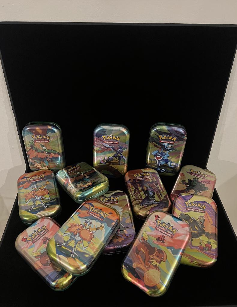Pokémon TCG Mystery Tins, Ophalen of Verzenden, Nieuw, Meerdere kaarten, Foil