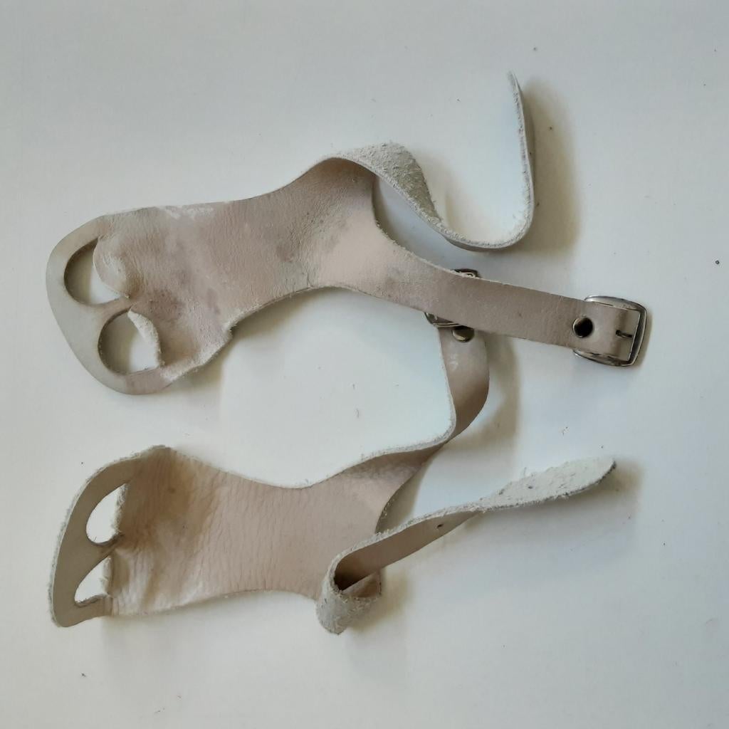 Turnleertjes - Bescherming voor turnen, Sport en Fitness, Turnen, Ophalen of Verzenden, Gebruikt, Beige, Materiaal