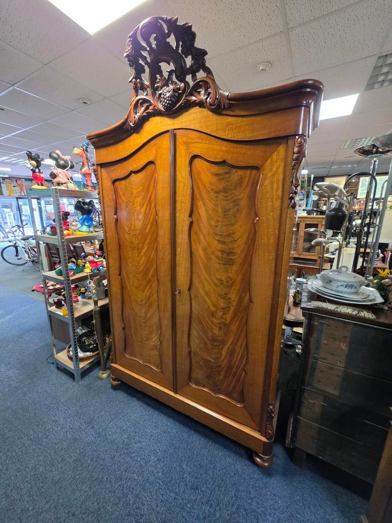 Zeer mooie antieke kast met sierlijk houtsnijwerk, Antiek en Kunst, Antiek | Meubels | Kasten, Ophalen of Verzenden