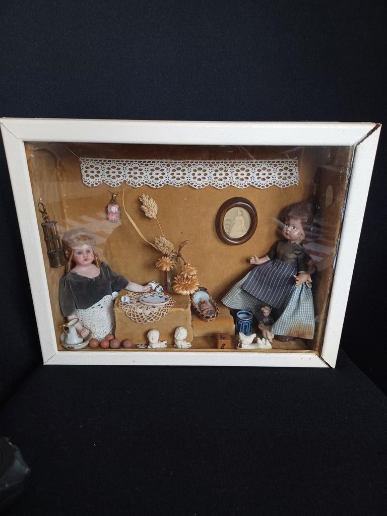 Miniatuur huiselijk tafereeltje achter glas, Ophalen