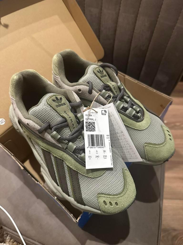 Gloednieuwe Adidas OZWEEGO sneakers maat 38 in de doos, Kinderen en Baby's, Kinderkleding | Schoenen en Sokken, Ophalen of Verzenden