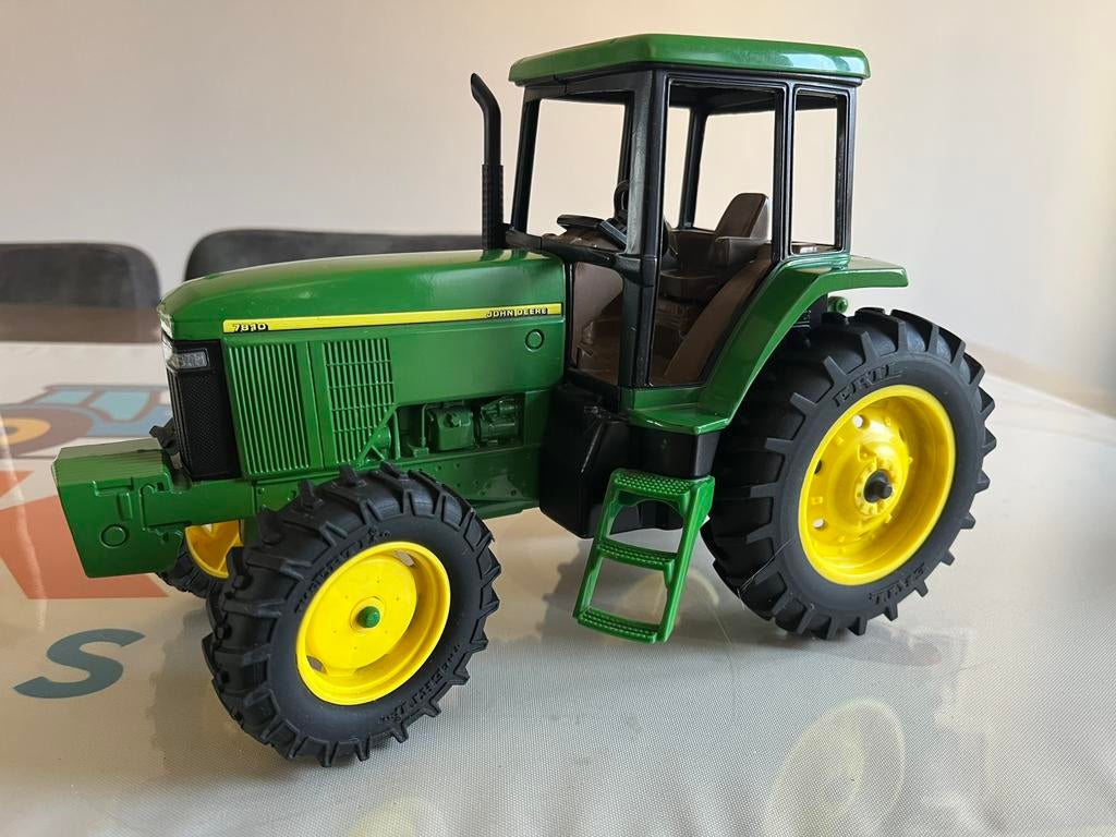 John Deere 7810 MFWD trekker Ertl 1/16 #5200 met doos, Ophalen of Verzenden, Zo goed als nieuw, Tractor of Landbouw