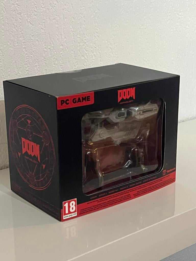 DOOM Anthology PC Game met replica wapen (download code), Spelcomputers en Games, Games | Pc, Nieuw, Shooter, 1 speler, Vanaf 18 jaar