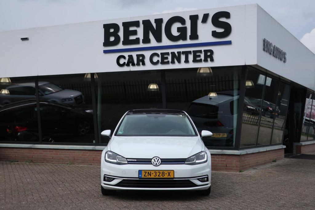 Volkswagen Golf 1.5 TSI Highline 7.5 2e EIG_LED_PANO_GR-NAVI, Voorwielaandrijving, Euro 6, 4 cilinders, Wit