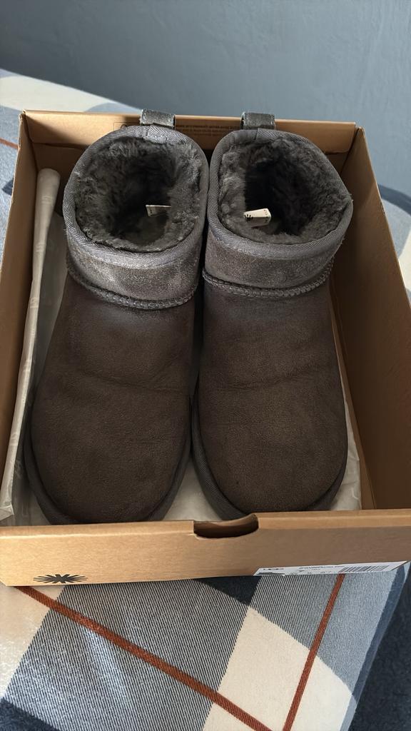 Uggs / Classic ultra mini / maat 38, Kleding | Dames, Schoenen, Ophalen of Verzenden, Zo goed als nieuw, Grijs