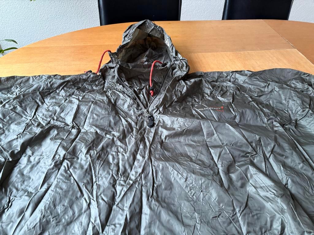 Rugzakponcho. ( met ruimte voor een flinke rugzak ), Ophalen of Verzenden, Regenponcho, Heren