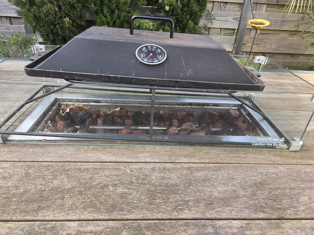 Vuurtafel met BBQ-plaat - 2 jaar oud, gasfles, Ophalen, Gebruikt