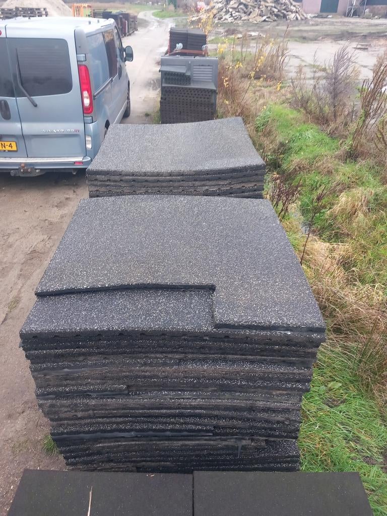 24 Beschadigde rubber matten 100x100x3, Ophalen, Gebruikt, -, -