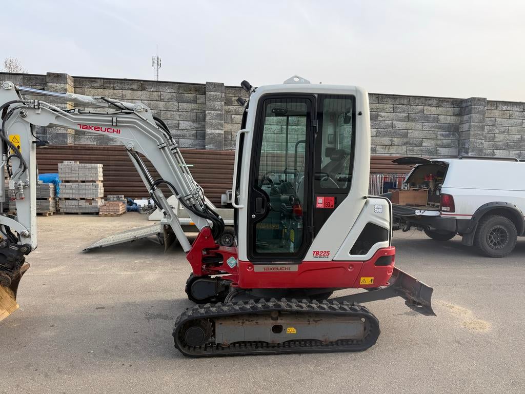 Takeuchi TB225 Minigraafmachine - Compact en Krachtig, Ophalen, Graafmachine