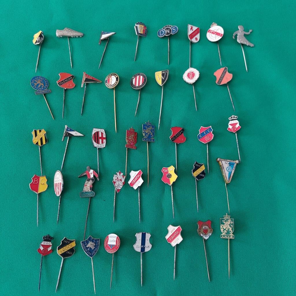 40 oude voetbal speldjes, Ophalen, Gebruikt, Staal