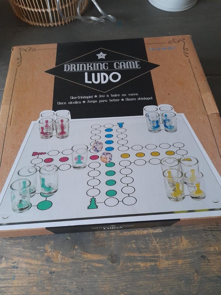 Drinking Game Ludo - Gezellig drankspel voor vrienden, Drie of vier spelers, Ophalen, Zo goed als nieuw, Onbekend