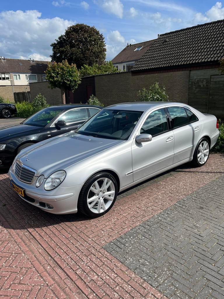 Mercedes-Benz e240 2004 Grijs, 102.000 km, Auto's, Automaat, 2597 cc, 1505 kg, 10 km/l