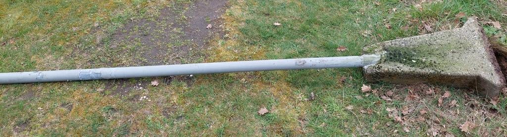 Ijzeren buis met betonnen voet, Ophalen, Overige materialen, Gebruikt, Minder dan 3 meter