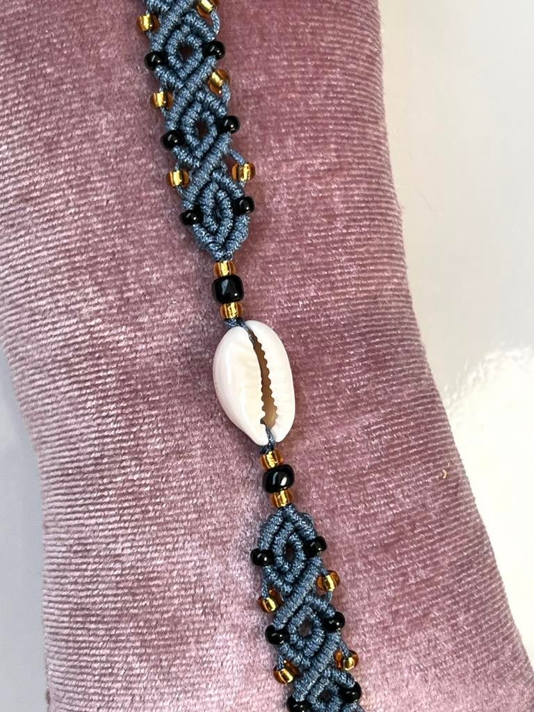 Enkelbandje macrame blauwgrijs met schelp, Ophalen of Verzenden, Nieuw, Overige materialen, Met bedels of kralen