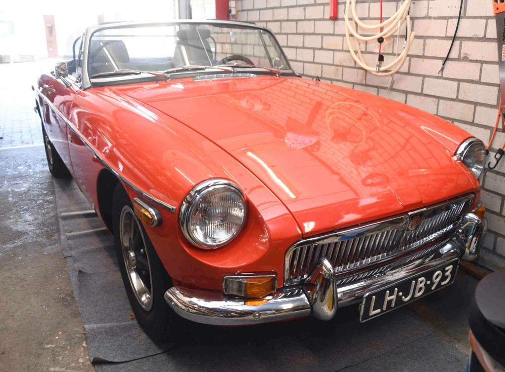 MG-b 1980, Auto's, Oldtimers, Particulier, MG, Benzine, Cabriolet, Handgeschakeld, Rood, Zwart, Achterwielaandrijving, Ophalen