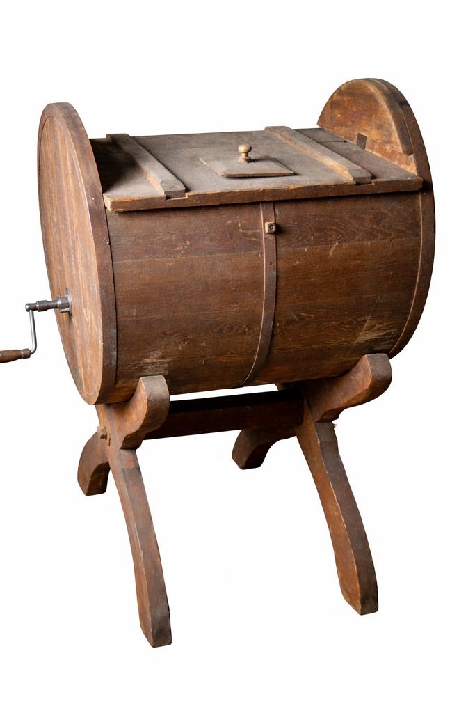 Antieke houten boterkarn met zwengel, Ophalen