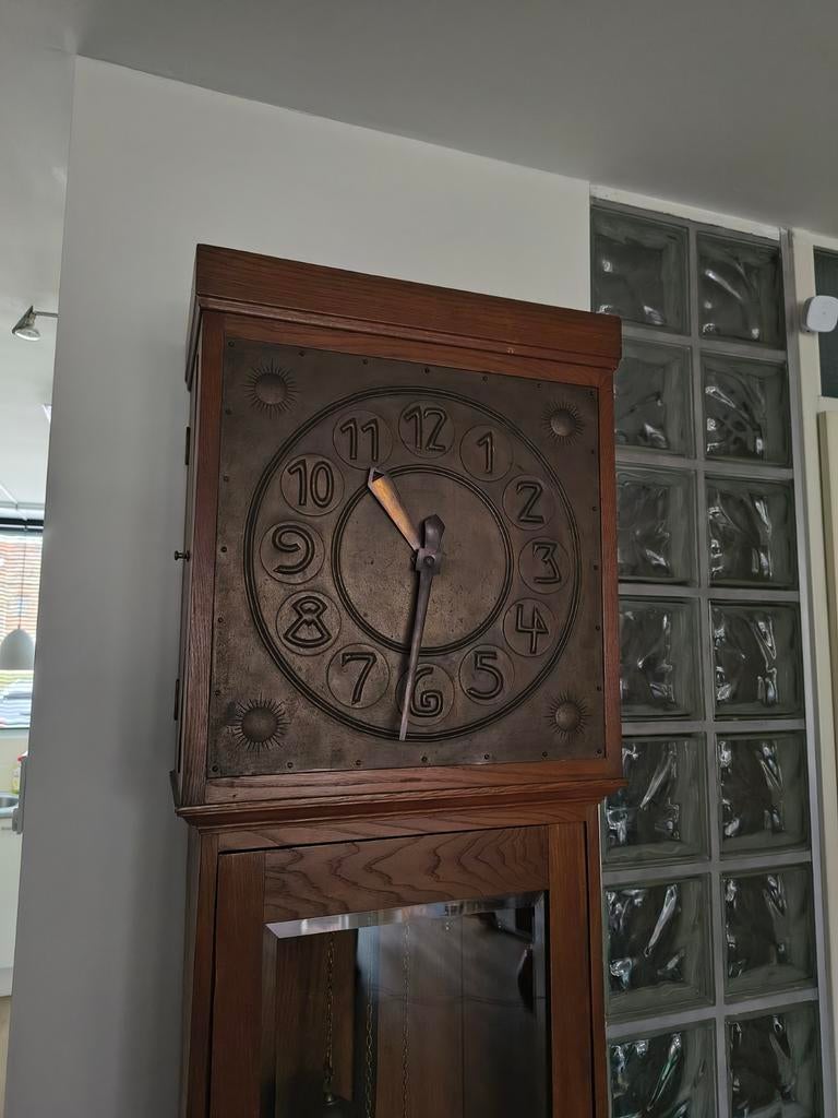 Staande klok met unieke wijzerplaat en houtsnijwerk, Ophalen of Verzenden