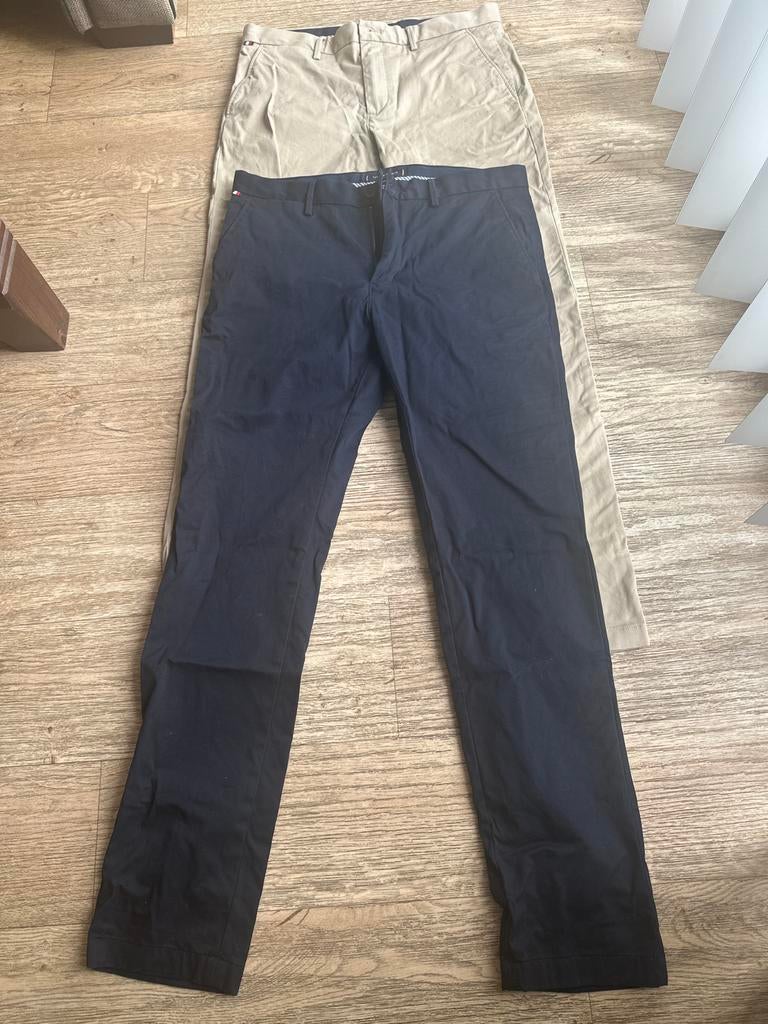 Tommy Hilfiger chino broek donkerblauw en zand 33/32, Ophalen of Verzenden, Nieuw, Overige maten, Blauw