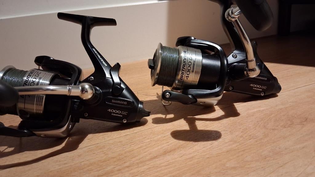 Shimano baitrunner 4000 oc 2stuks nieuwstaat, Ophalen of Verzenden, Zo goed als nieuw, Molen