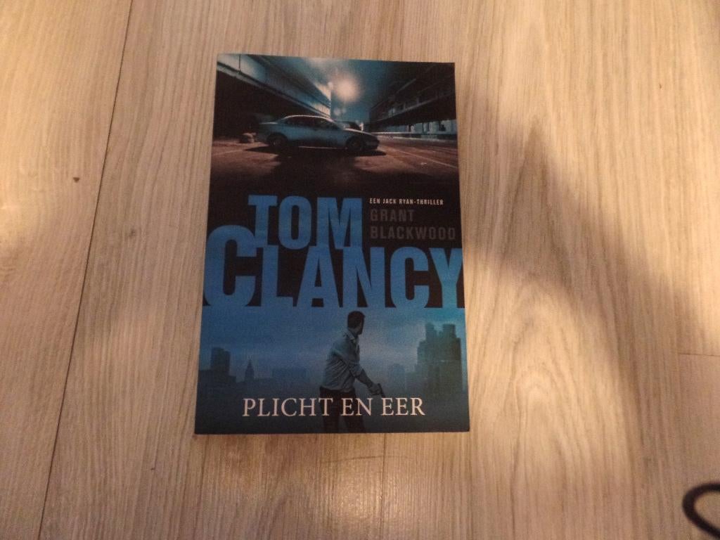 Tom Clancy - Plicht en Eer, Ophalen of Verzenden, Gelezen, Tom Clancy, Amerika
