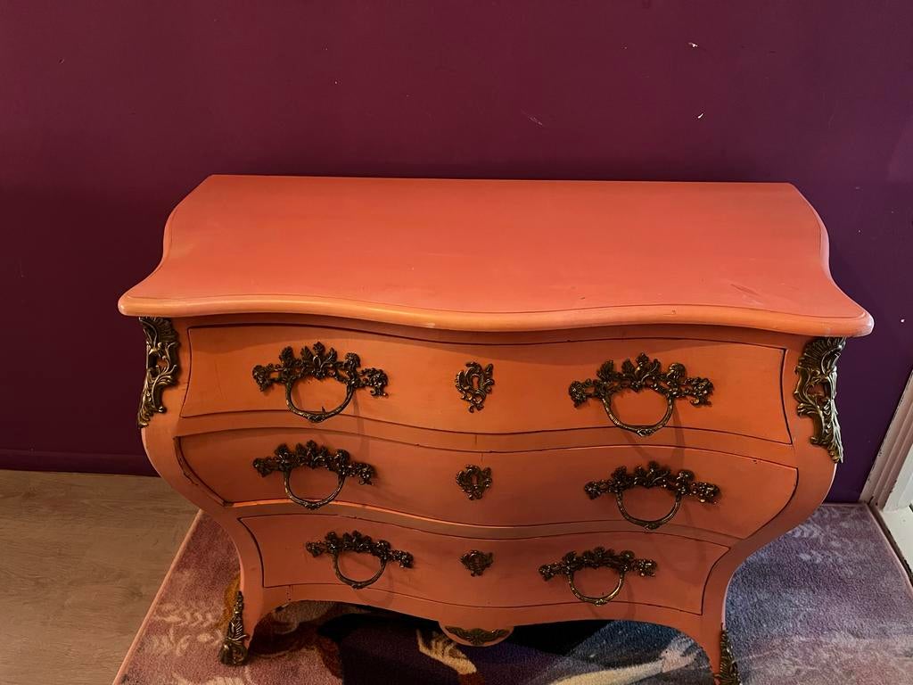 Roze barok kastje met lades, Ophalen