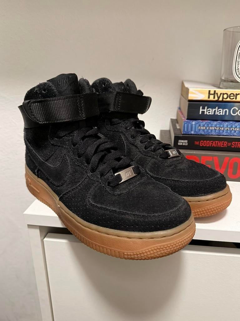 Nike Air Force 1 high top suede gum sole - 37,5, Kleding | Dames, Schoenen, Ophalen of Verzenden, Gedragen, Zwart, Sneakers of Gympen