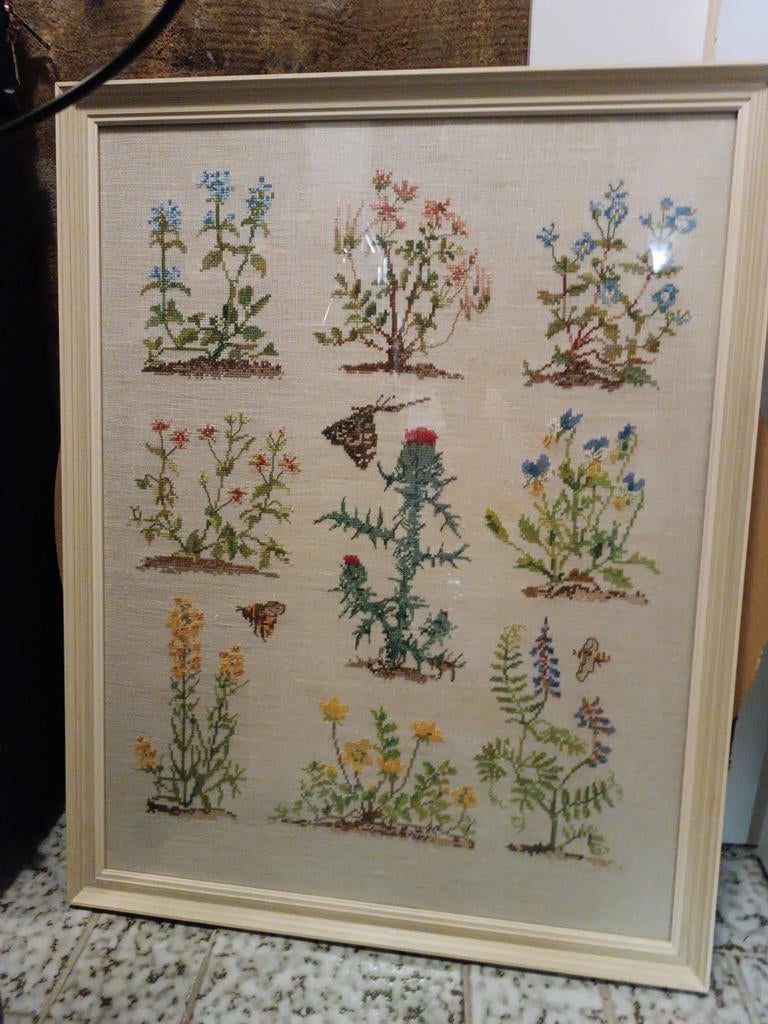 Geborduurde wilde bloemen. Schilderij., Ophalen, Zo goed als nieuw, Hout, 75 cm of meer