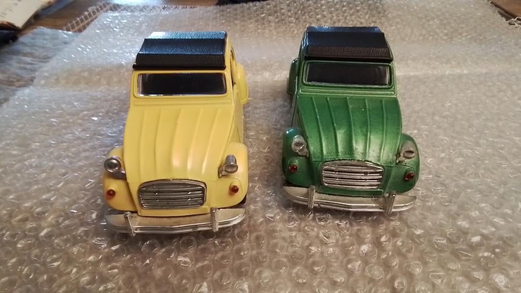 2 verschillende kleuren citroen 2cv 1/32, Ophalen of Verzenden