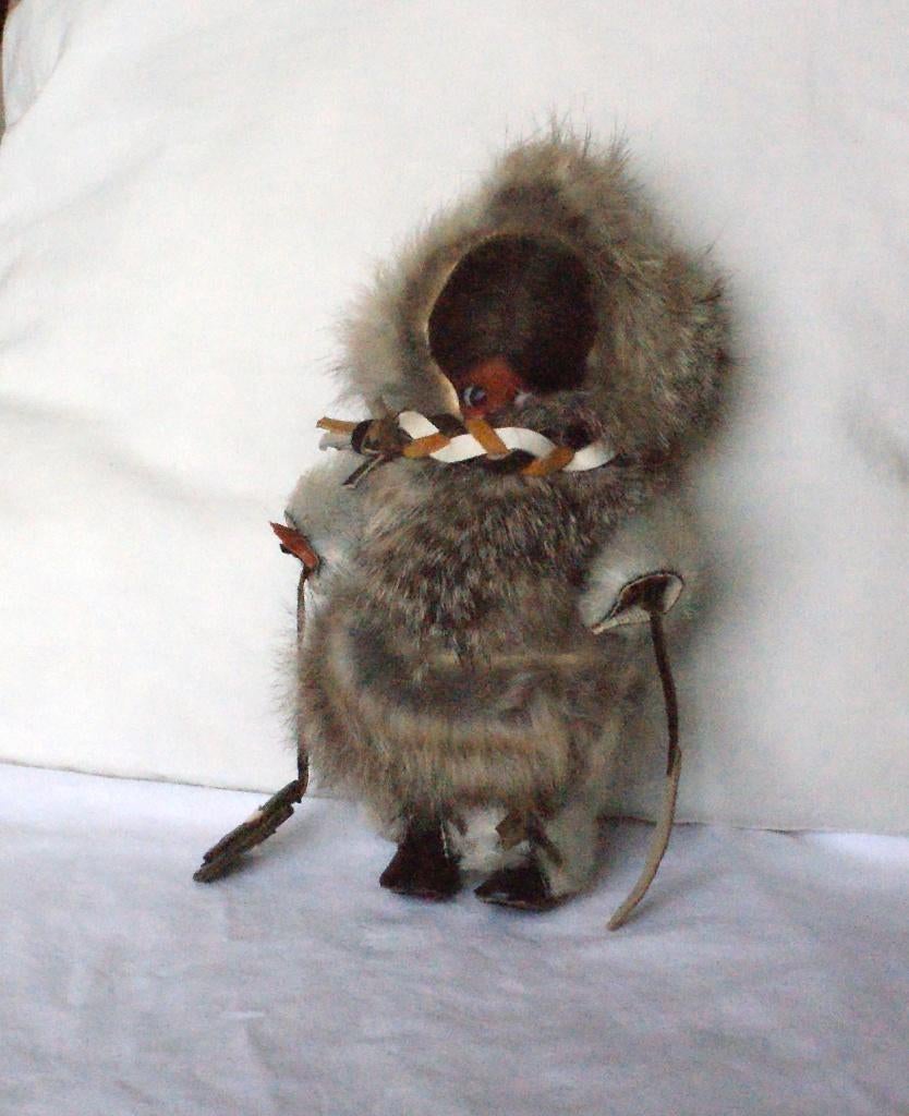 Popje. Eskimo 18 cm. Herkomst Canada., Verzamelen, Poppen, Ophalen of Verzenden, Zo goed als nieuw, Pop, Levensecht of Reborn