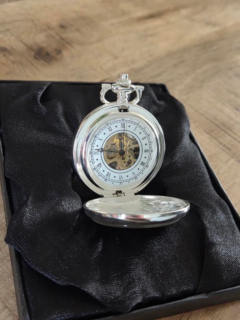 Zilverkleurig Zakhorloge met Trein Afbeelding en Mechanisch, Ophalen of Verzenden, Zo goed als nieuw, Zilver, Overige materialen