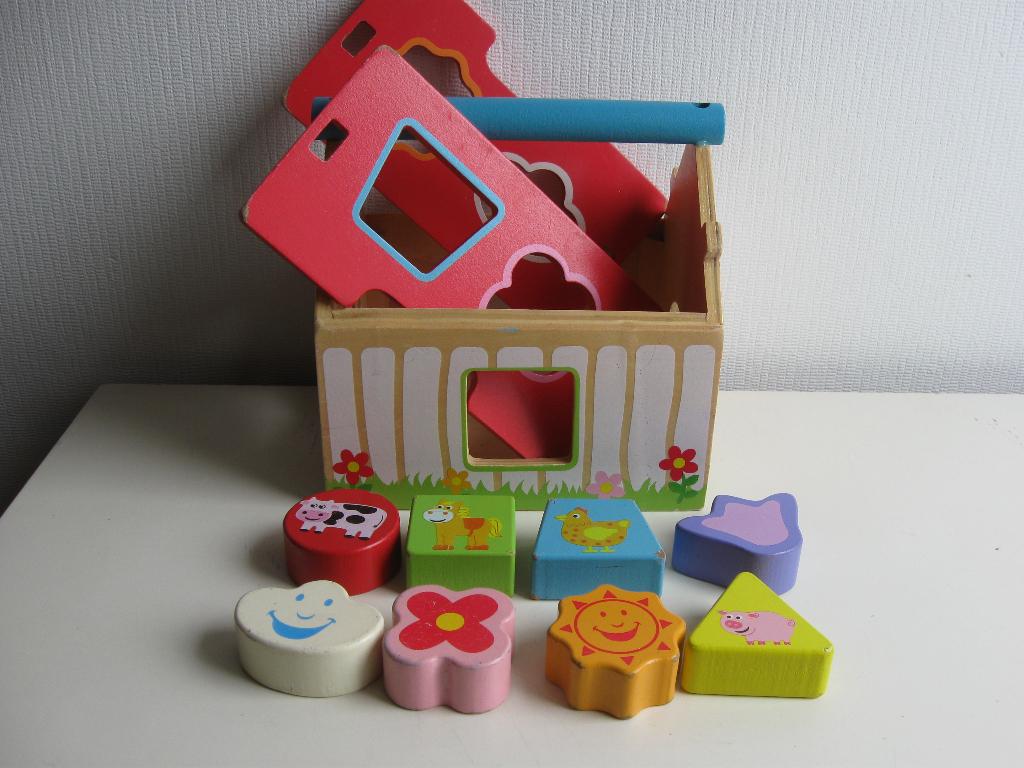 houten vormen huisje met 8 vormpjes, Ophalen of Verzenden