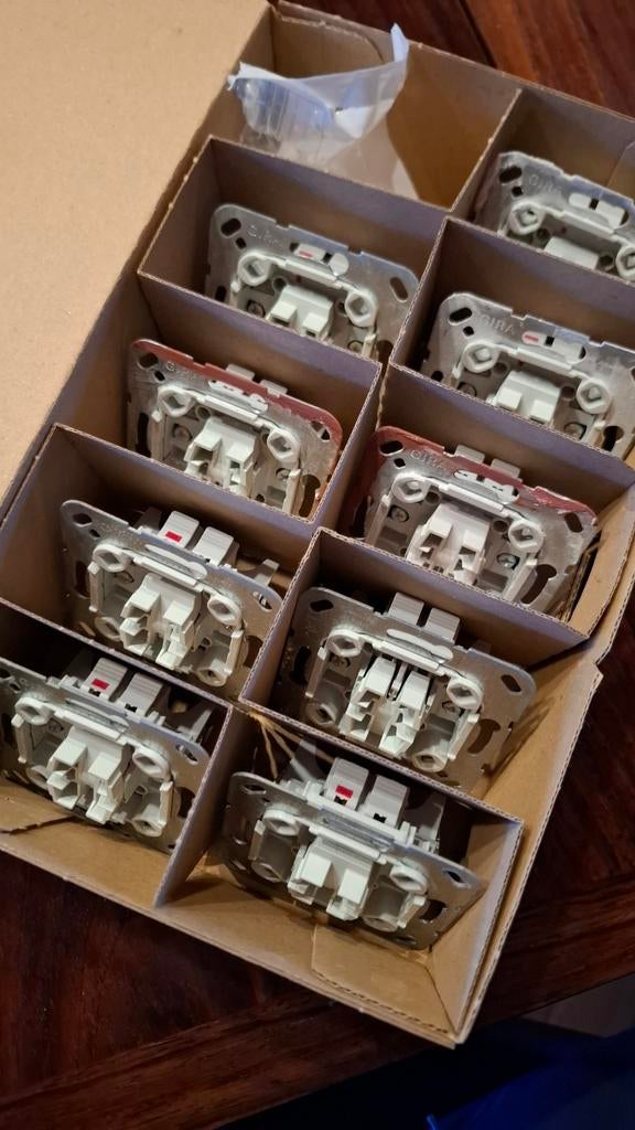 Gira Wisselschakelaar Inbouw (310600) - 9 stuks, Ophalen of Verzenden, Zo goed als nieuw, Schakelaar