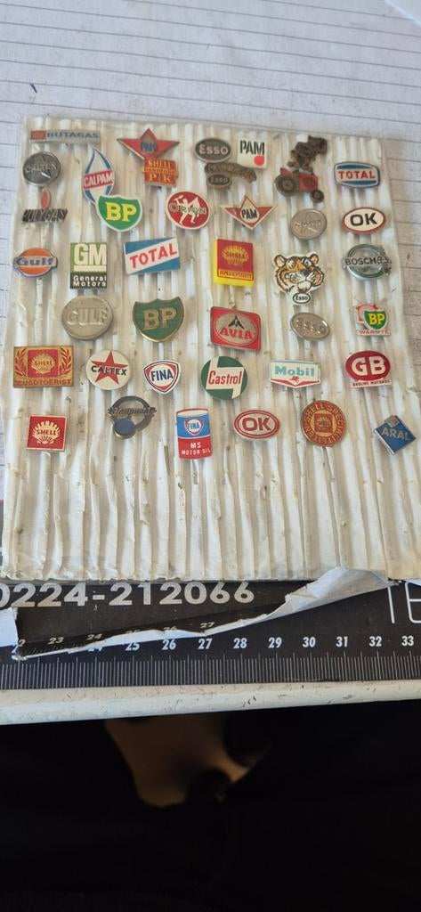 40 benzine merken speldjes, Verzamelen, Ophalen of Verzenden, Gebruikt, Merk