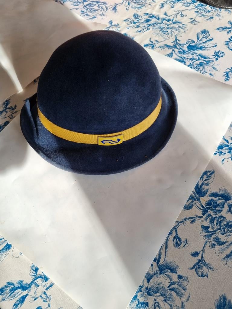 Vintage NS Hoed - Donkerblauw met Gele Band, 56 of 57 cm (M, 7 of 7⅛ inch), Hoed, Ophalen of Verzenden, Gedragen
