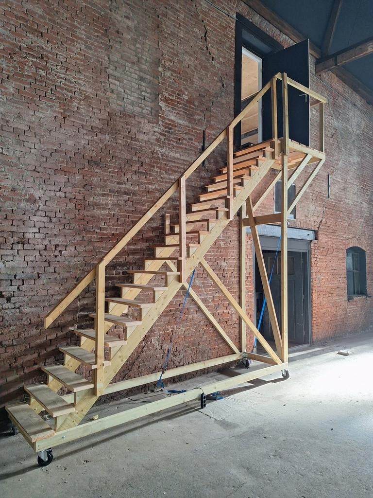 Grote houten trap met platform en wielen, Doe-het-zelf en Verbouw, Ladders en Trappen, Ophalen of Verzenden, Nieuw, Trap, 2 tot 4 meter