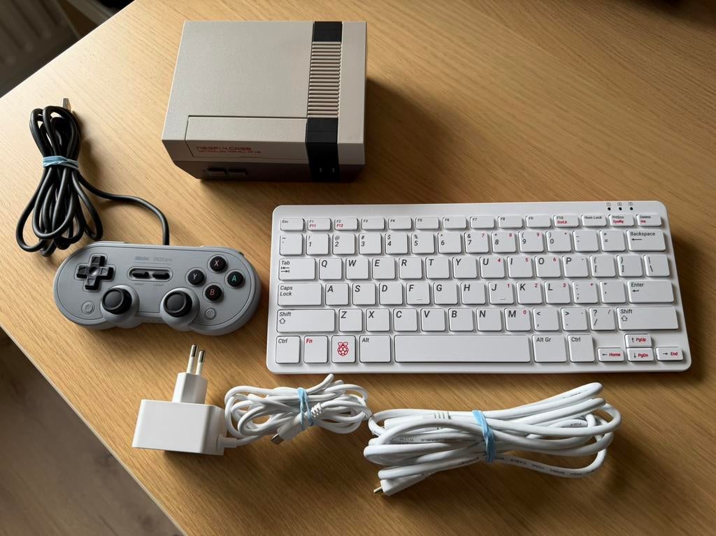 Raspberry Pi 4B 4GB met NESPI 4 case, keyboard en gamepad, 2 spelers, Ophalen of Verzenden, Zo goed als nieuw, Vanaf 3 jaar