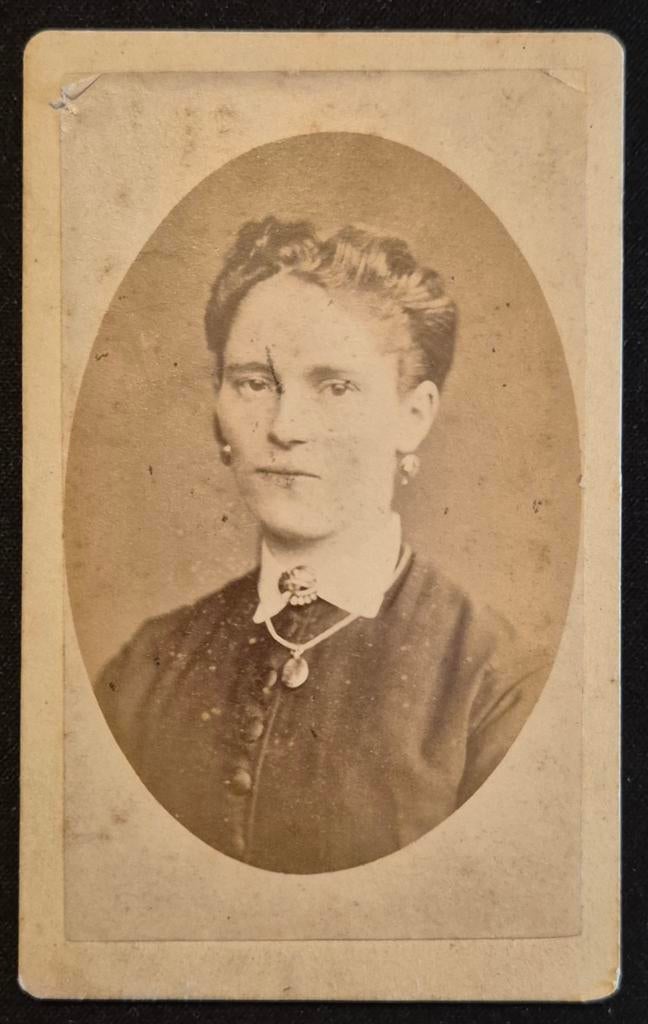 071 oudere cdv vrouw Arnhem C. Brainich & E. Leusink, Ophalen of Verzenden, Voor 1940, Gebruikt, Overige onderwerpen