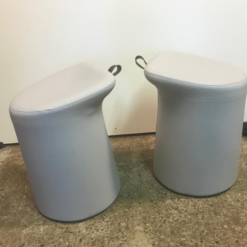 2 IZGS Artifort Lilla Lila poef kruk stoel lichtgrijs leer, Leer, Ophalen of Verzenden, Zo goed als nieuw, Nvt