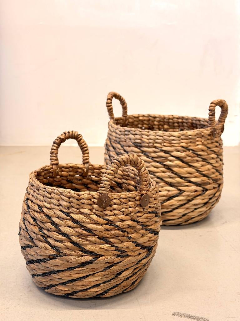2x Gevlochten opbergmanden met handvatten (NIEUW), Huis en Inrichting, Woonaccessoires | Schalen en Manden, Ophalen, Overige materialen