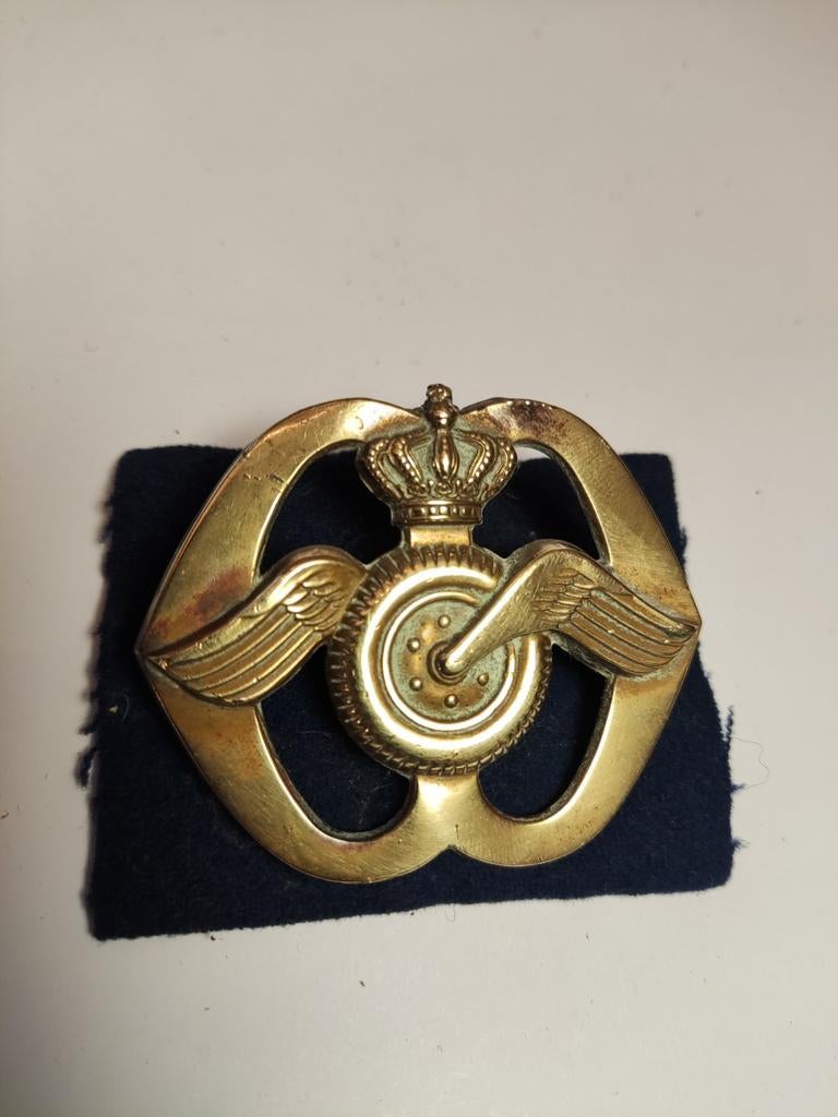 Koperen embleem AAT met bijzonder oud stoffen ondergrondje., Ophalen of Verzenden, Landmacht, Nederland, Embleem of Badge
