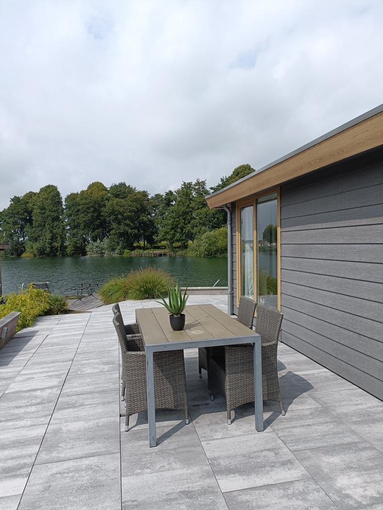 Chalet  te huur aan groot zwem/vis water., 2 slaapkamers, Recreatiepark, Gelderland en Veluwe, Aan meer of rivier