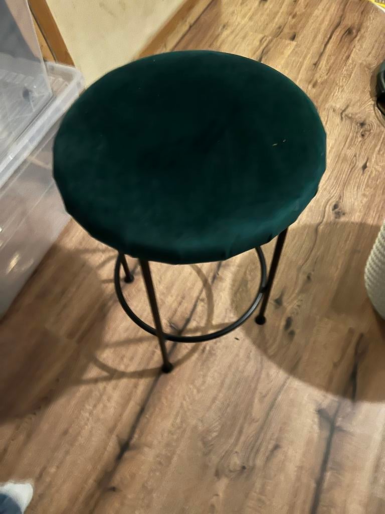 Krukje velvet groen met zwarte poten, Huis en Inrichting, Krukjes, Ophalen, Zo goed als nieuw, Overige materialen