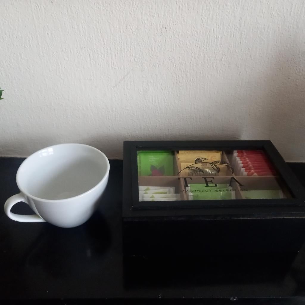 Theedoos en een theekopje - tea box and a tea cup, Ophalen, Gebruikt