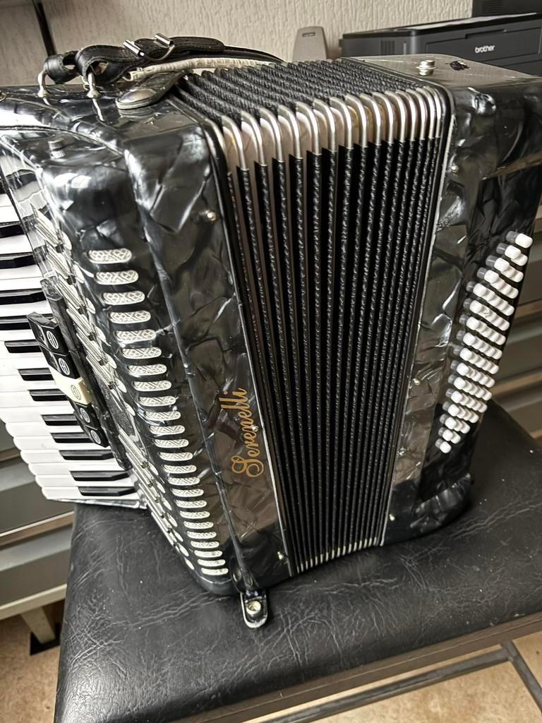 Serenelli accordeon, Muziek en Instrumenten, Accordeons, Gebruikt, Met riemen, Toetsaccordeon, 60-bas