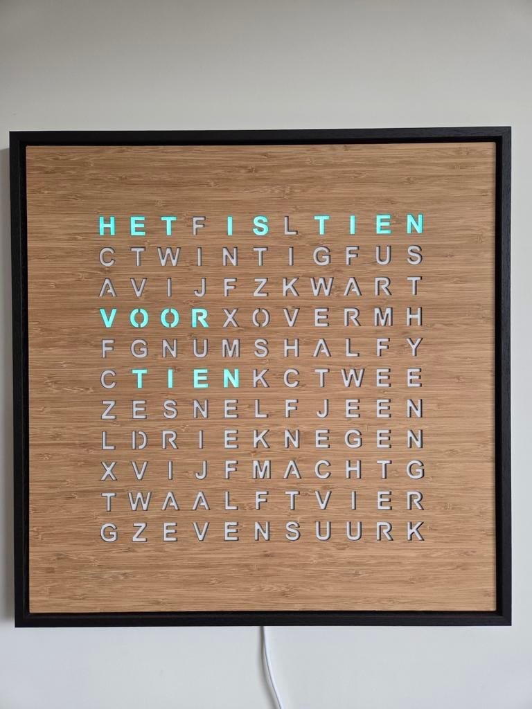 Woordklok 53x53cm met houten front en houten lijst, Ophalen of Verzenden, Nieuw, Wandklok