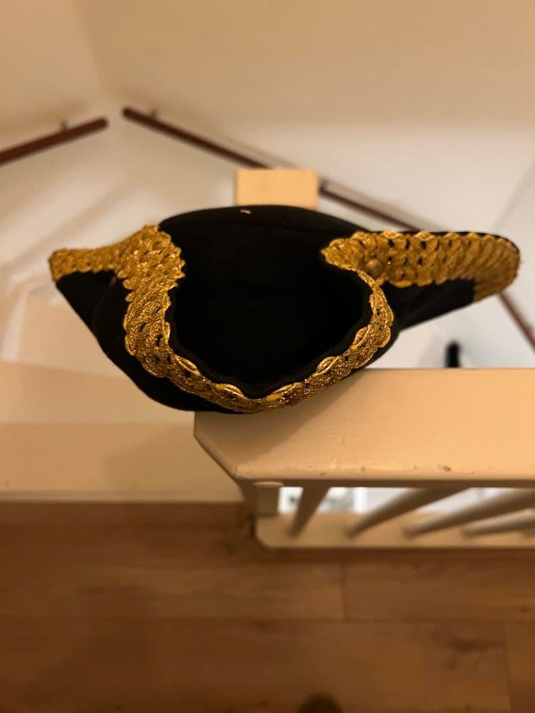 Carnavals Steek Hoed met Gouden Details, Ophalen of Verzenden, Zo goed als nieuw