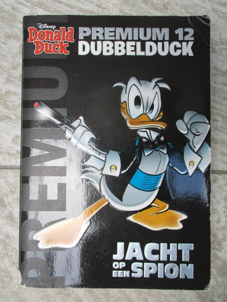 Donald Duck premium 12 Dubbelduck jacht op een spion, Eén stripboek, Ophalen of Verzenden, Gelezen, Walt Disney