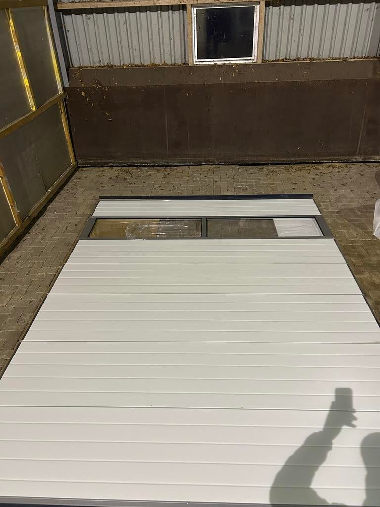 Nieuwe witte overheaddeur - Bouwjaar 2021, Ophalen, Metaal, 120 cm of meer, 215 cm of meer