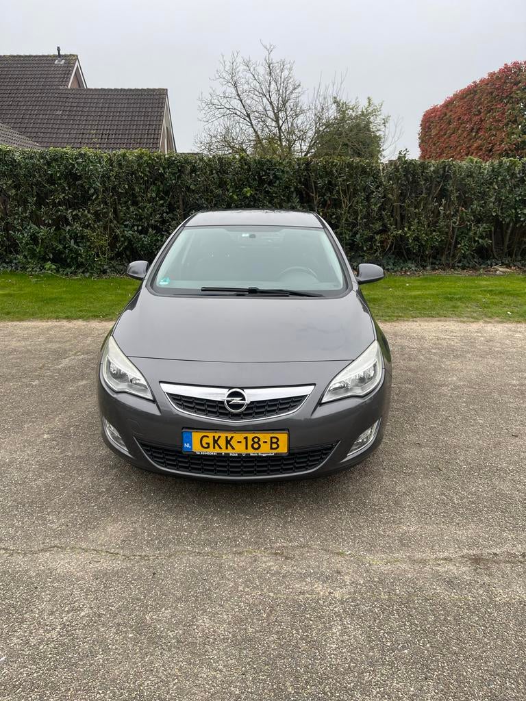 Opel Astra 1.6 Ecotec 85KW 5-D 2012 Grijs, Auto's, Opel, Voorwielaandrijving, 1250 kg, 680 kg, 4 cilinders